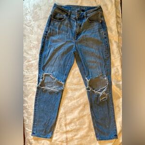 American Eagle Mom Jeans Light Blue size 4 short. Distressed.
